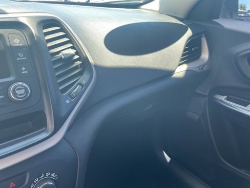 Used 2015 Jeep Cherokee Sport image 13