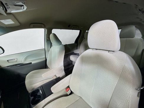 Used 2012 Toyota Sienna LE image 18