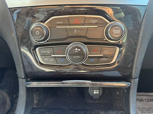 Used 2019 Chrysler 300 Limited image 35