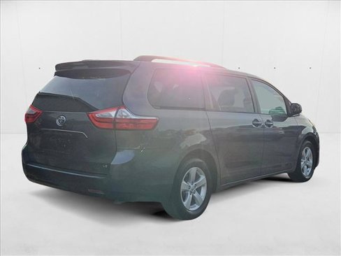 Used 2015 Toyota Sienna LE image 5