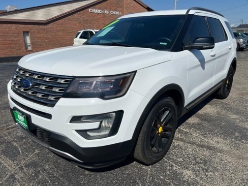 Used 2017 Ford Explorer XLT image 3