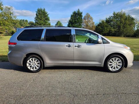 Used 2012 Toyota Sienna XLE image 5