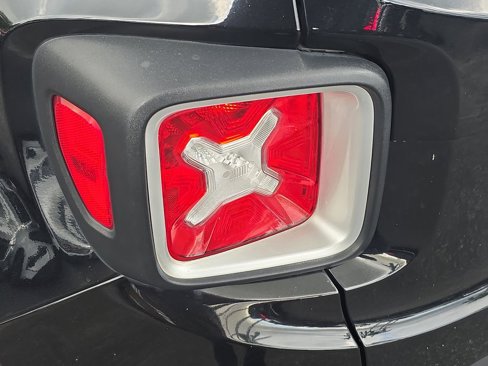 Used 2017 Jeep Renegade Limited image 5