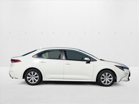 Used 2021 Toyota Corolla LE image 4