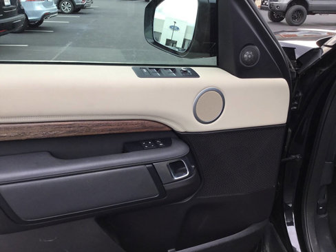 Used 2017 Land Rover Discovery HSE image 14