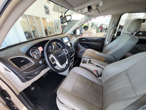 Used 2014 Chrysler Town & Country Touring image 31