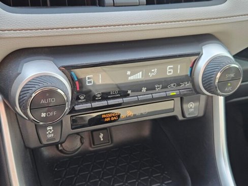 Used 2020 Toyota RAV4 XLE image 7