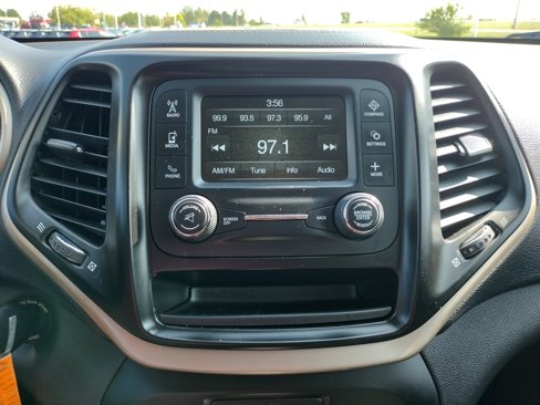 Used 2016 Jeep Cherokee Sport image 3