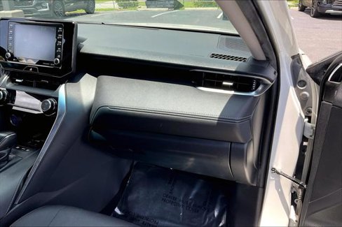 Used 2021 Toyota Venza LE w/ Carpet Mat Package (TMS) image 24
