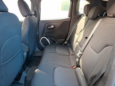 Used 2016 Jeep Renegade Latitude w/ Popular Equipment Group image 10