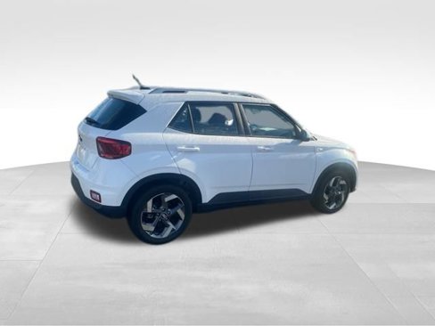 Used 2024 Hyundai Venue SEL image 3
