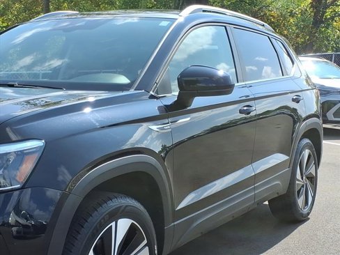 Certified 2024 Volkswagen Taos SE image 24