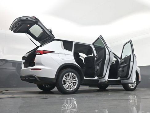 Used 2022 Mitsubishi Outlander ES image 45