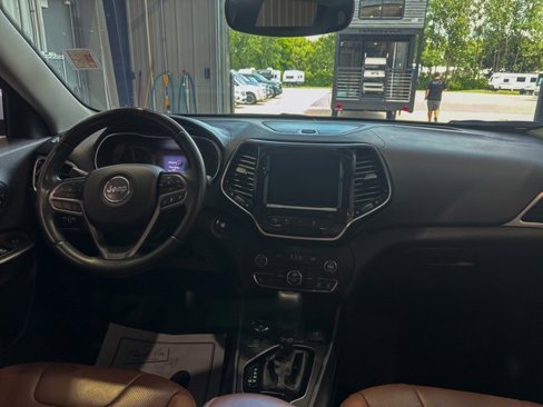 Used 2019 Jeep Cherokee Overland w/ Technology Group image 11