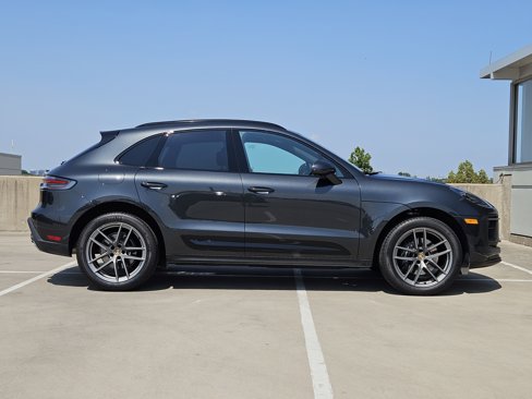 Certified 2025 Porsche Macan image 9