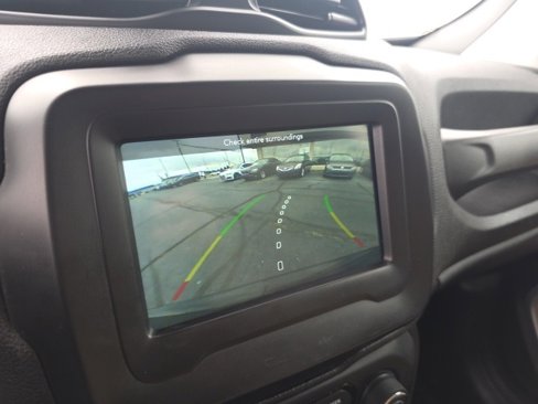 Used 2018 Jeep Renegade Latitude w/ Cold Weather Group image 22
