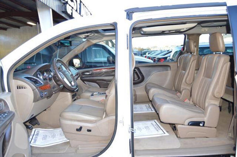 Used 2016 Chrysler Town & Country Touring-L image 12