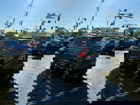 Used 2018 Volvo XC60 T6 Momentum w/ Vision Package image 11