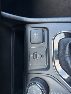 Used 2019 Jeep Cherokee Limited image 29