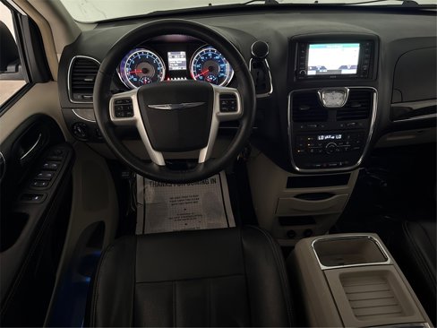 Used 2015 Chrysler Town & Country Touring-L image 38
