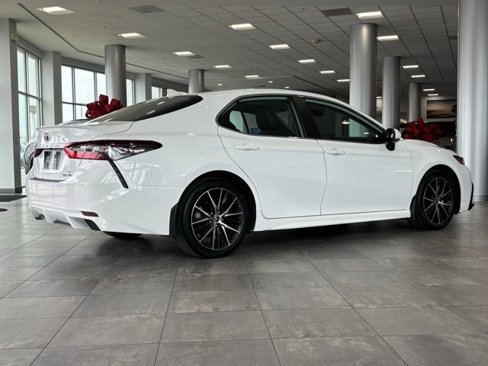 Used 2022 Toyota Camry SE image 3