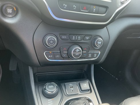 Used 2023 Jeep Cherokee Altitude Lux image 23