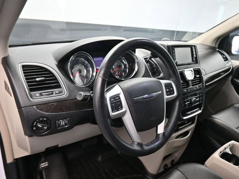 Used 2015 Chrysler Town & Country Touring-L w/ Driver Convenience Group image 13