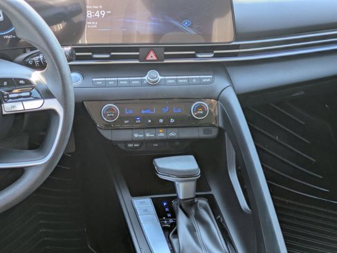 Used 2024 Hyundai Elantra SEL image 19