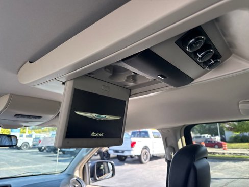 Used 2014 Chrysler Town & Country Touring image 21