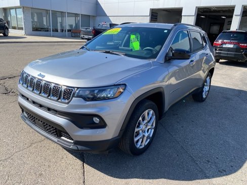 Used 2023 Jeep Compass Latitude image 10