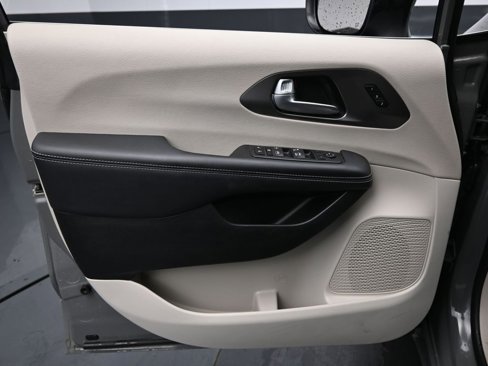 Used 2023 Chrysler Pacifica Touring-L image 26