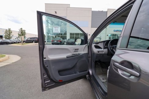 Used 2015 Toyota Sienna LE image 33