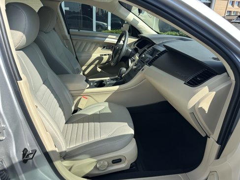 Used 2019 Ford Taurus SE image 13