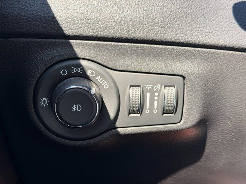 Used 2020 Jeep Compass Limited image 28