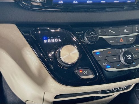 Used 2022 Chrysler Pacifica Touring-L image 17