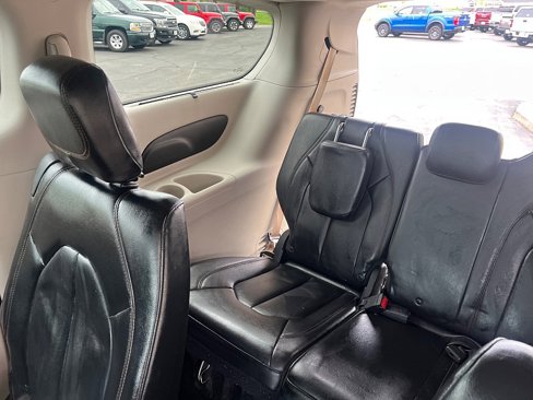 Used 2017 Chrysler Pacifica Touring-L image 18