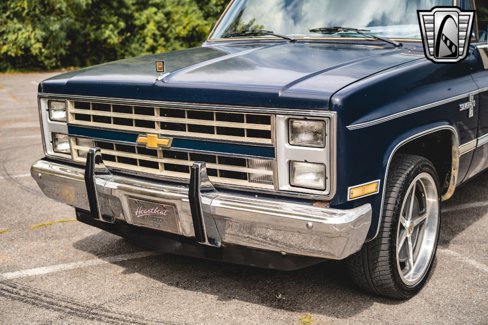 Used 1985 Chevrolet Suburban 2WD image 10