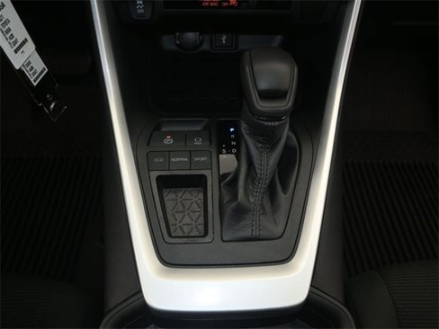 Used 2021 Toyota RAV4 LE image 10