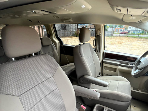 Used 2010 Chrysler Town & Country Touring image 61