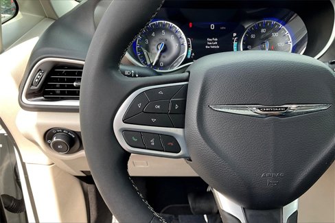 Used 2023 Chrysler Pacifica Touring-L image 10