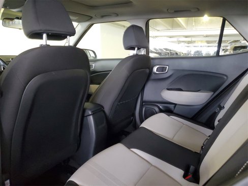 Certified 2022 Hyundai Venue SEL image 9
