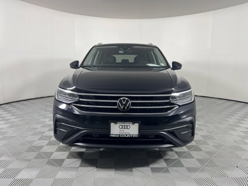 Used 2024 Volkswagen Tiguan SE w/ Panoramic Sunroof Package image 2