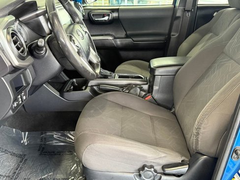 Used 2017 Toyota Tacoma TRD Sport image 17