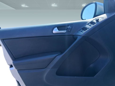 Used 2017 Volkswagen Tiguan S image 19