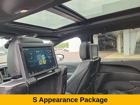 Used 2018 Chrysler Pacifica Limited image 17