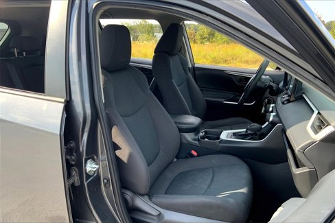 Used 2021 Toyota RAV4 LE image 8