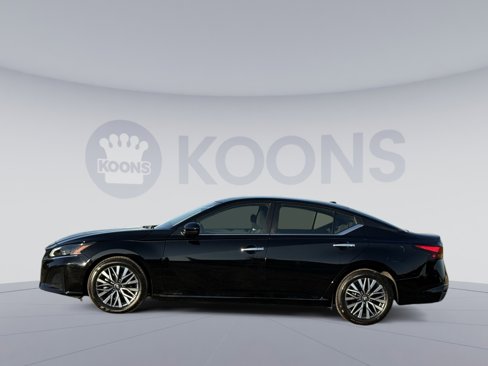 Used 2023 Nissan Altima 2.5 SV image 2