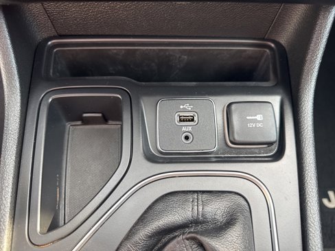 Used 2019 Jeep Cherokee Latitude Plus image 37