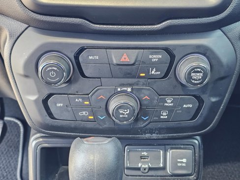Used 2021 Jeep Renegade Latitude w/ Sun & Sound Group image 28