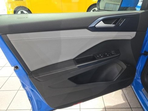 Certified 2024 Volkswagen Taos SE image 9